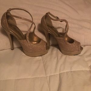 De Blossom Collection gold 6” high heels